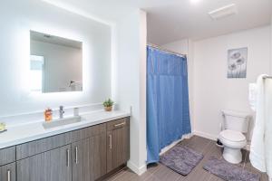 La salle de bains est pourvue d'un lavabo et de toilettes. dans l'établissement Modern 2BR Apartment on Gordon St Hollywood apts, à Los Angeles