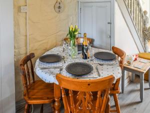 Gwinear的住宿－Bee Cottage，用餐室配有桌椅