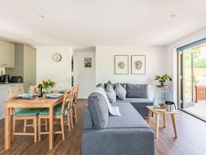 ein Wohnzimmer mit einem Sofa und einem Tisch in der Unterkunft Culver Croft in Chiddingstone