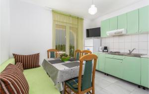 Η κουζίνα ή μικρή κουζίνα στο Nice Apartment In Jurandvor