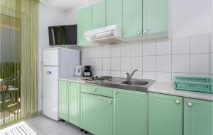 Η κουζίνα ή μικρή κουζίνα στο Nice Apartment In Jurandvor