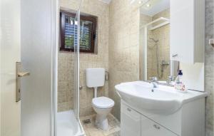 Ένα μπάνιο στο Nice Apartment In Jurandvor +13 φωτογραφίες