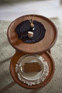 una mesa de madera con un reloj sobre una mesa en Hotel Boutique TerraNova, en Tulum