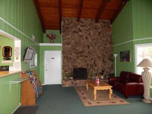 sala de estar con sofá y chimenea en Rancho California Inn Temecula, en Temecula