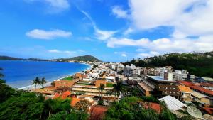 - une vue sur la ville et la plage dans l'établissement Residencial Jardim dos Beija- Flores, à Bombinhas