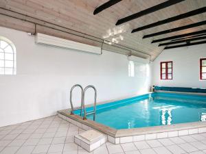 - Piscina en una habitación con suelo de baldosa en 12 person holiday home in Blokhus, en Blokhus