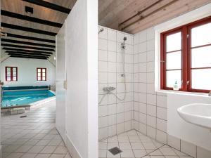 baño con lavabo y piscina en 12 person holiday home in Blokhus, en Blokhus