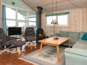Røndeにある8 person holiday home in R ndeのリビングルーム(ソファ、テーブル、暖炉付)