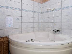 Et badeværelse på 8 person holiday home in R nde