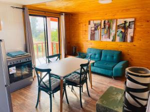 ein Wohnzimmer mit Tisch, Stühlen und Sofa in der Unterkunft ELUNEY Combarbala in Combarbalá