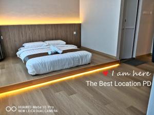 pokój hotelowy z 2 łóżkami w pokoju w obiekcie THE BEST LOCATION w mieście Port Dickson