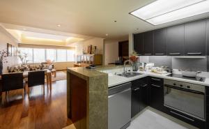 Kuchyň nebo kuchyňský kout v ubytování Shanghai Centre Serviced Apartment