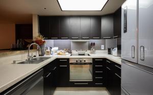 Kuchyň nebo kuchyňský kout v ubytování Shanghai Centre Serviced Apartment