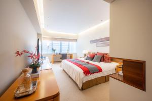 Postel nebo postele na pokoji v ubytování Shanghai Centre Serviced Apartment
