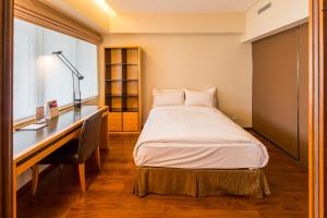 Postel nebo postele na pokoji v ubytování Shanghai Centre Serviced Apartment
