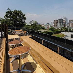 een balkon met tafels en stoelen in een gebouw bij Hotels & Resort Feel in Yokohama