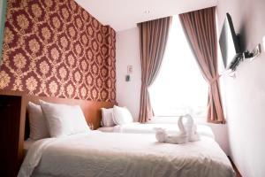 Un pat sau paturi într-o cameră la King's Palace Mitra RedDoorz