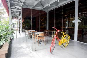 uma bicicleta amarela estacionada em frente a um restaurante em King's Palace Mitra RedDoorz em Medan