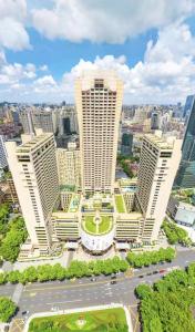 z góry widok na duży budynek w mieście w obiekcie Shanghai Centre Serviced Apartment w Szanghaju