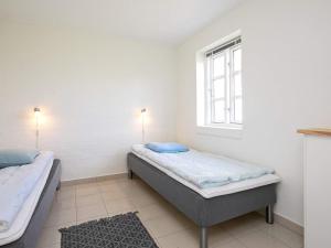 2 camas en una habitación con ventana en 8 person holiday home in Blokhus, en Blokhus