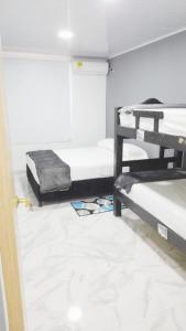Двухъярусная кровать или двухъярусные кровати в номере Perry hill best view 1, la mejor vista de la isla
