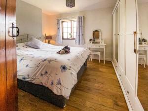 Una cama o camas en una habitación de Wilne Cottage
