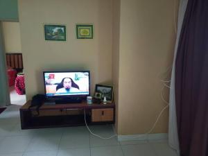 万津zous homestay的客厅桌子上的电视