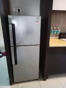 万津zous homestay的柜台旁厨房里的不锈钢冰箱 更多8张照片