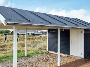 une maison dotée d'un toit solaire dans l'établissement 8 person holiday home in Thisted, à Thisted