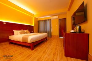 Giường trong phòng chung tại Hotel Chino Pokhara