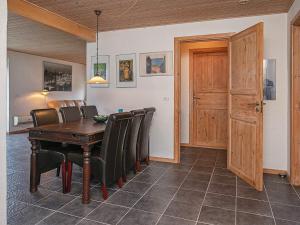 - une salle à manger avec une table et des chaises en bois dans l'établissement 6 person holiday home in Karreb ksminde, à Karrebæksminde