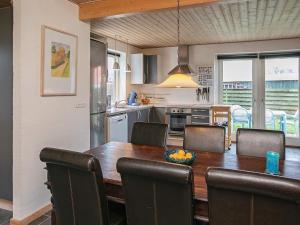 uma cozinha com uma mesa de jantar e cadeiras em 6 person holiday home in Karreb ksminde em Karrebæksminde