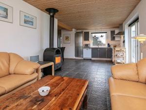 - un salon avec une table et un poêle à bois dans l'établissement 6 person holiday home in Karreb ksminde, à Karrebæksminde