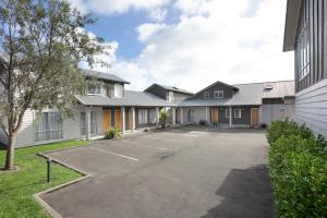 un estacionamiento frente a un edificio en Arena Lodge, en Palmerston North