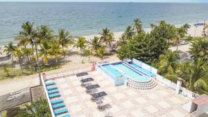 an overhead view of a pool and the beach at Hotel Playa Divina in Coveñas