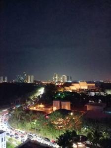 - une vue sur une ville la nuit avec des voitures dans l'établissement C0608 Almas Suites Studio100mbps! Netflix By STAY, à Nusajaya