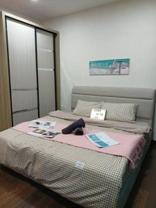 1 dormitorio con 1 cama con manta rosa en C0608 Almas Suites Studio100mbps! Netflix By STAY en Nusajaya