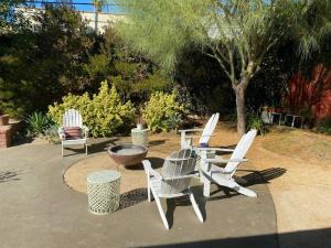 un groupe de chaises, une table et une bouche d'incendie dans l'établissement Charming Duplex with private backyard, à Los Angeles