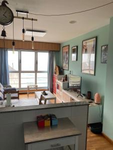 una cucina e un soggiorno con una grande finestra di Apartamento con vistas al mar a Malpica de Bergantiños