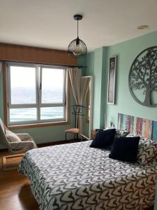 En eller flere senger på et rom på Apartamento con vistas al mar