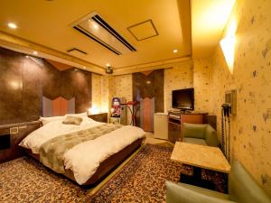 1 dormitorio con 1 cama, TV y sofá en Saint martin (Adult Only), en Kioto