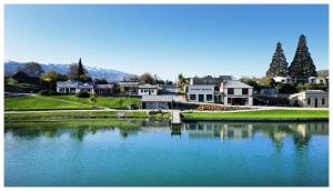 a town with a river with houses and a bridge at Lakeview Terrace Accommodation in Cromwell