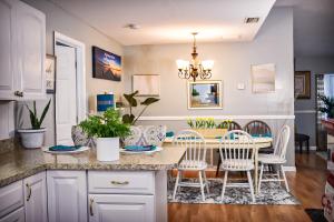 eine Küche und ein Esszimmer mit einem Tisch und Stühlen in der Unterkunft Welcome to the Cottage: A Home Away from Home in Port Saint Lucie