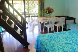 Postel nebo postele na pokoji v ubytování Ginas Garden Lodges, Aitutaki - 4 self contained lodges in a beautiful garden + 6 fotografií