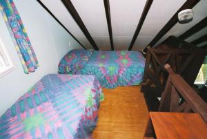 เตียงในห้องที่ Ginas Garden Lodges, Aitutaki - 4 self contained lodges in a beautiful garden