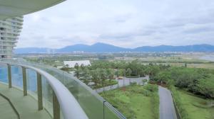 三亜市にあるThe Mangrovetree Sanya Resortのリゾートの展望デッキからの眺め