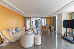 三亞的住宿－三亚海棠湾红树林度假酒店（免税店95折+首日迷你吧），客厅配有白色家具和平面电视