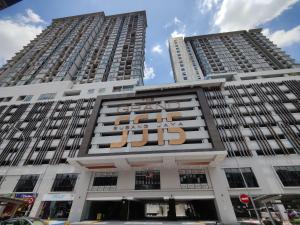 due edifici alti con il cartello di un negozio gigante di The Grand SS15 Sunway 4Pax 2BRs City View - Free WiFi, Infinity Pool & Gym a Subang Jaya