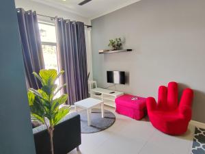 Μια τηλεόραση ή/και κέντρο ψυχαγωγίας στο MUSLIM 2 BED ROOM APARTMENT GOLDEN HILL