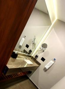 La salle de bains est pourvue d'un lavabo et d'un miroir. dans l'établissement Viaggio Resort Mazatlán, à Mazatlán